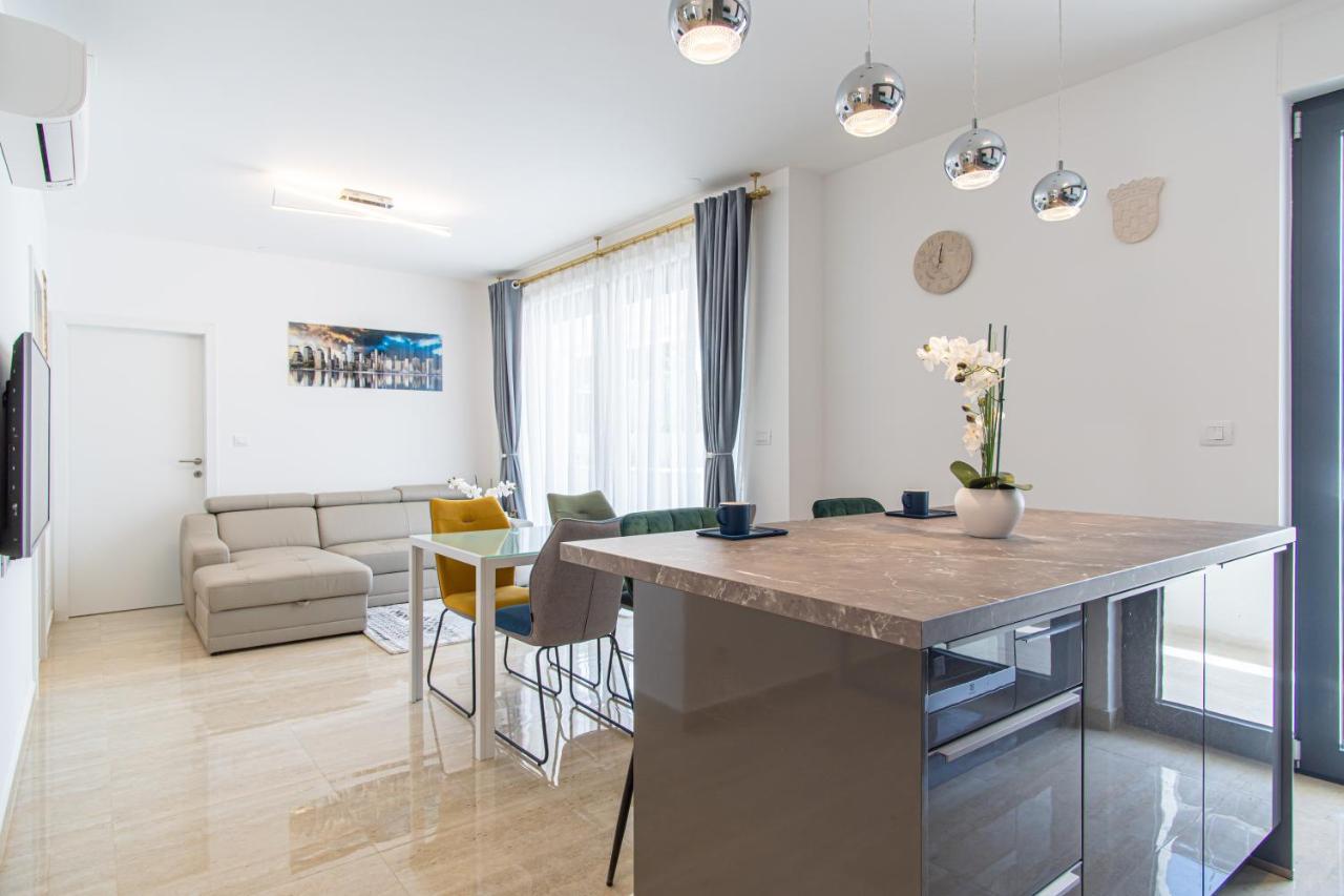 Ledeno More Luxury Apartments สปลิท ภายนอก รูปภาพ